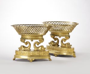 Paire de surtout de table ovale en bronze ciselé et doré.. Signé THOMIRE A PARIS.
