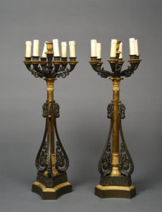 Paire de candélabres en bronze ciselé, doré et patiné à sept bras de lumières. Paris. Epoque Restauration . Vers 1830.