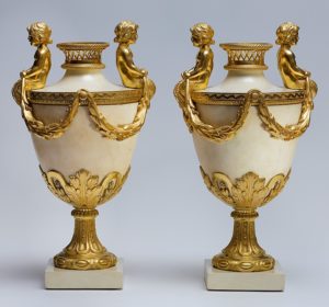 Paire de vases en marbre blanc de carrare et bronze doré. Epoque Louis XVI