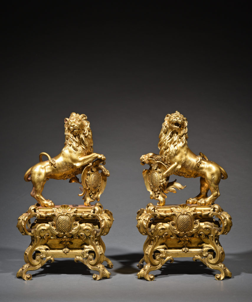 Paire de chenets aux lion en bronze ciselé et doré. Paris. Circa 1695 / 1700