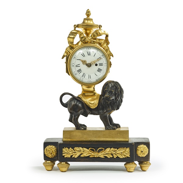 Pendule au lion. Bronze ciselé, doré, patiné et marbre noir. Mouvement signé Etienne LENOIR à Paris. Epoque LOUIS XVI