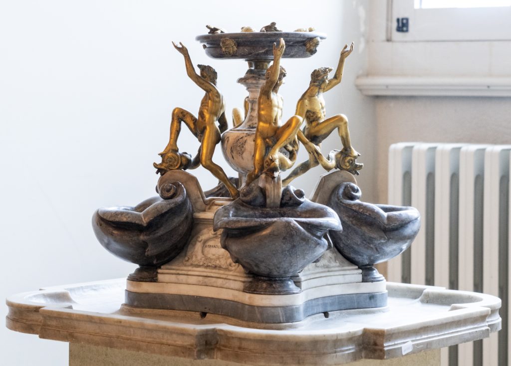 Fontaine aux tortues, d'aprés Giacomo della Porta. Marbre africain et bronze doré. Italie. Florence. Epoque fi du XVIII éme