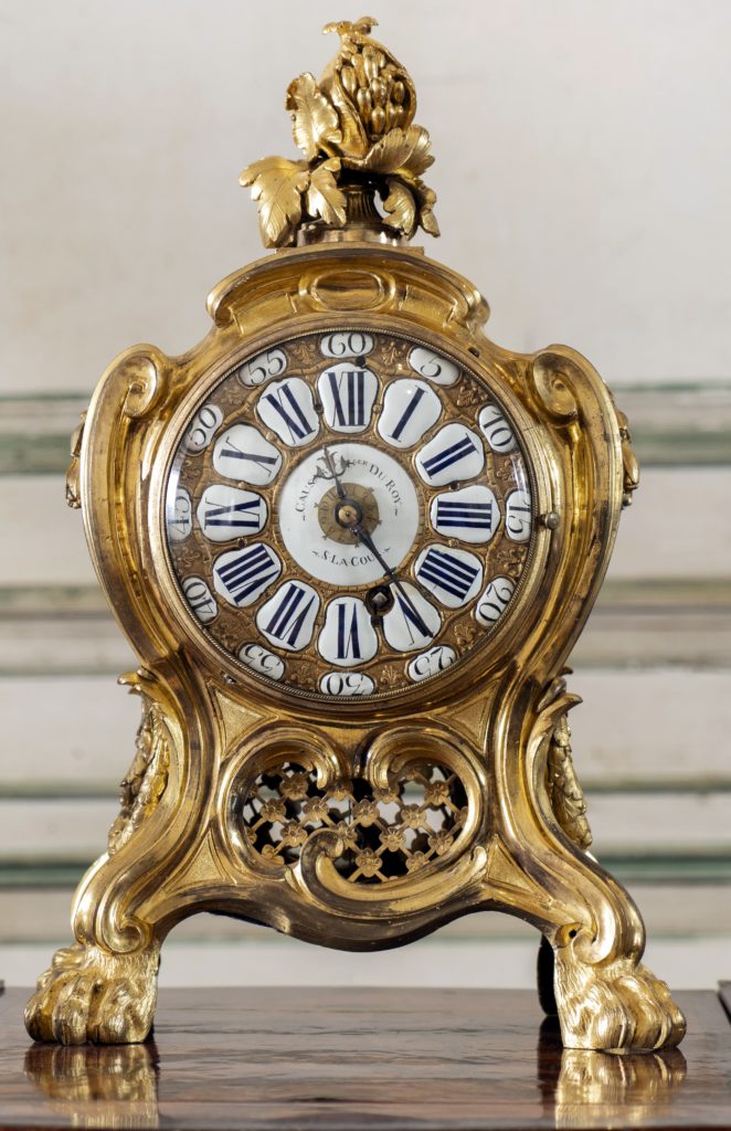 Pendule en bronze doré. Signé CAUSARD - Hger DU ROY - S LA COUR. Paris. Époque Transition.