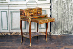 Bonheur du jour. L XV/XVI Estampillé Pierre Harry MEWENSEN. Adjugé 29 500€