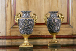 12 740€ Paire de vases en granit rose et bronze doré. Epoque Louis XVI.2
