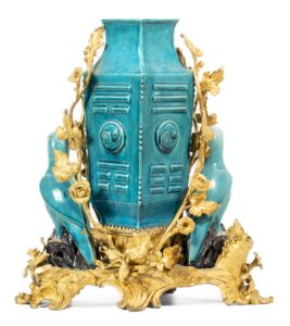 Groupe en porcelaine bleu Kangxi, bronze ciselé et doré. L XV. Signé . St GERMAIN. Adjugé 32 200€