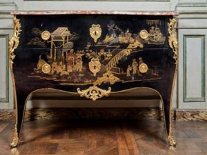 Commode en laque et vernis Européen. Paris. L XV Attribué à Jean-Charles ELLAUME. Adjugé. 19 500€