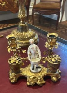 Encrier en bronze doré et porcelaine de Meissen. Epoque début Louis XV.