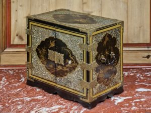 Cabinet de table en laque burgotée. Japon. Epoque Edo. 18eme.