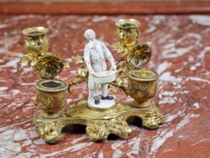 Encrier en porcelaine de Meissen, bronze doré et laqué. Paris. Circa 1745