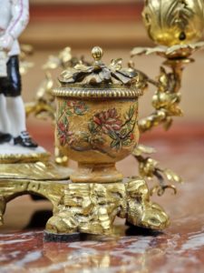 Encrier. Porcelaine de Meissen, bronze doré et laqué.