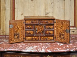 Cabinet de table. Décor au perroquet. Ausbourgh. Circa 1590