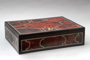 Coffret écritoire en écaille, ébène, corne et os. Flandres. Epoque XVIIeme. 6 500€