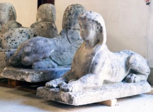 PAIRE DE SPHINGES. Pierre calcaire sculptée. France. Circa 1725