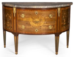 Commode de forme demi-lune aux attributs de chasses. Paris. Époque Louis XVI