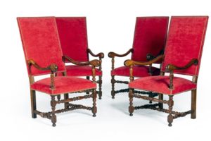 Suite de quatre fauteuils à haut dossier en bois de noyer. France. Époque Louis XIII
