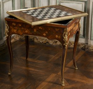 Table à jeu. Epoque Louis XV. 30 000€