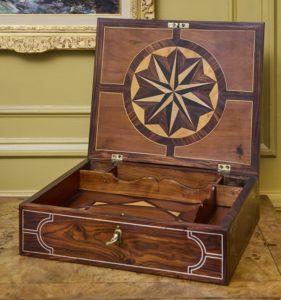 COFFRET ECRITOIRE. Bois de placage et filet d' étain. France. Epoque début du XVIIIéme.