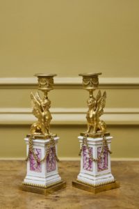 PAIRE DE BOUGEOIRS AU SPHINGE. Bronze ciselé, doré et porcelaine de Meissen. France. Epoque Louis XVI