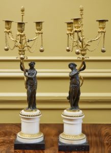 PAIRE DE CANDELABRES AU VESTALE. Bronze ciselé, doré et patiné. France. Epoque Louis XVI.