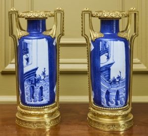 PAIRE DE VASES ROULEAUX. Porcelaine blanc/bleu, époque Kangxi. Bronze ciselé et doré, époque Louis XVI. Paris. Circa 1775