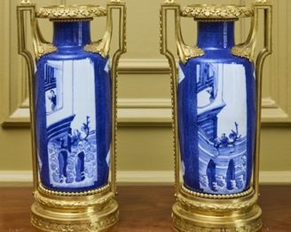 PAIRE DE VASES ROULEAUX. Porcelaine blanc/bleu, époque Kangxi. Bronze ciselé et doré, époque Louis XVI. Paris. Circa 1775
