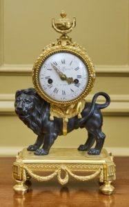 PENDULE AU LION. François VION, d' aprés. Bronze ciselé, doré et patiné. Paris. Circa 1775