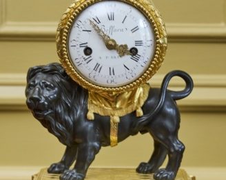 PENDULE AU LION. François VION, d' aprés. Bronze ciselé, doré et patiné. Paris. Circa 1775