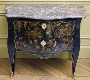 COMMODE EN VERNIS EUROPEEN. Estampillé Delorme. Paris, époque Louis XV. Circa 1750