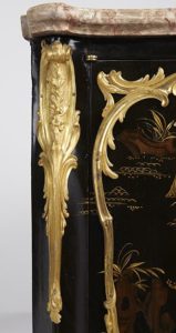 CHUTES et ENCADREMENTS EN BRONZE CISELE ET DORE.