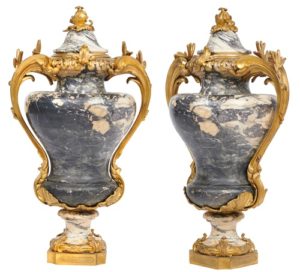 PAIRE DE VASES COUVERTS. Marbre brèche Medicis. Bronze ciselé et doré.