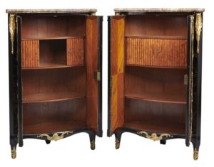 PAIRE D' ARMOIRES D' ANGLE. Vernis Européen. Intèrieur