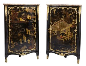 PAIRE D' ARMOIRES D' ANGLE. Vernis Européen. Estampillé D. GENTY. Epoque Louis XV