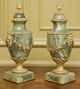 PAIRE DE VASES COUVERTS EN FLUORITE. Monture en bronze ciselé et doré. Epoque Louis XVI