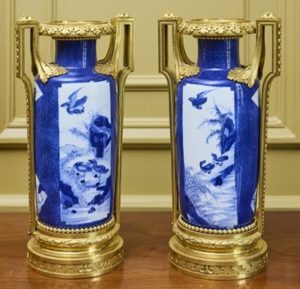 PAIRE DE VASES ROULEAU, époque KANGXI. Monture en bronze ciselé et doré, époque louis XVI.