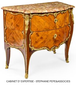Mathieu CRIARD. Commode galbée. Epoque Louis XV. Adjugé 7 800€