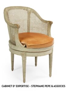 Fauteuil de bureau à assise pivotante. Paris. Epoque Louis XVI.