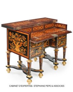 Pierre GOLE, attribué à. Bureau Mazarin à dessus brisé. Epoque Louis XIV. Adjugé 13 650€