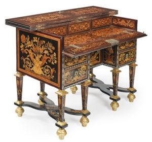 Bureau Mazarin à dessus brisé. Attribué à Pierre GOLE. Époque Louis XIV