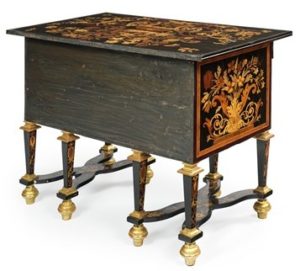 Bureau Mazarin à dessus brisé. Attribué à Pierre GOLE. Époque Louis XIV. Face arriére