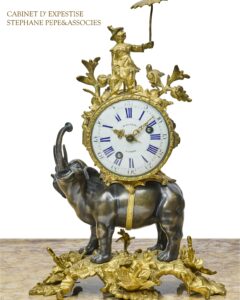 Pendule à l'élèphant. Bronze ciselé, doré et patiné. Epoque Louis XV. Adjudication (avec frais) 45 500€
