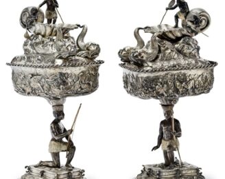 Rare paire de coupes couvertes aux nautiles et aux africains, en argent repoussé et patiné. Italie. Gênes. Époque du XIXème siècle. Rare paire de coupes couvertes aux nautiles et aux africains, en argent repoussé et patiné. Italie. Gênes. Époque du XIXème siècle.