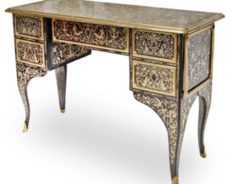 Bernard I VANRISAMBURGH (VERS 1638 -1738), attribué à Bureau plat, en marqueterie Boulle à décor dit « à la Berain » Paris. Époque Régence. Bernard I VANRISAMBURGH (VERS 1638 -1738), attribué à Bureau plat, en marqueterie Boulle à décor dit « à la Berain » Paris. Époque Régence.